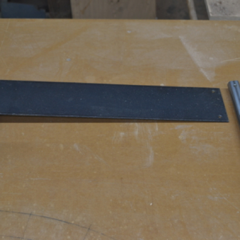 Stiffening plate fastened to guide rod.
